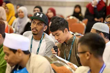 PROGRAM MESRA BELIA: Golongan belia lebih tertarik dengan program yang mampu melengkapkan mereka dengan keupayaan untuk menyumbang kembali kepada masyarakat dan memainkan peranan dalam dialog silang agama, terutama dalam konteks kehidupan di Singapura. - Foto fail yang dirakam sebelum pandemik