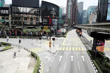 SEMAKIN MERUNCING: Di tengah-tengah ketidaktentuan mengenai apa yang akan dibenarkan dalam sekatan menyeluruh atau Total Lockdown kelak, Malaysia mencatatkan 9,020 kes baru jangkitan Covid-19, iaitu yang tertinggi sejak pandemik melanda. - Foto REUTERS