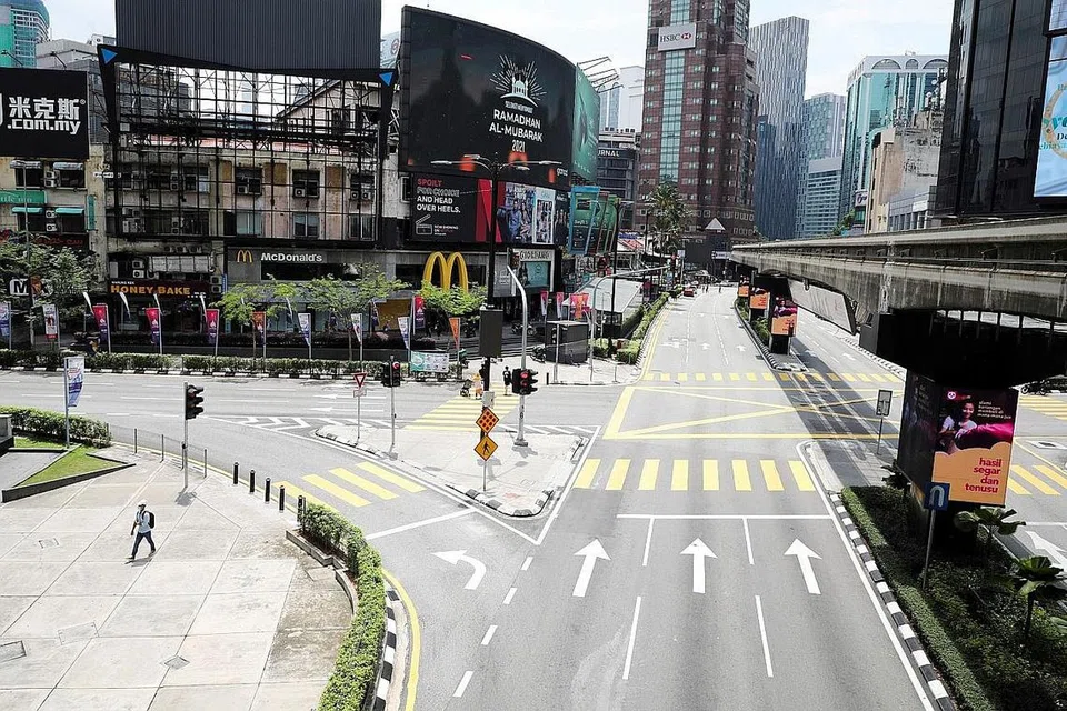 SEMAKIN MERUNCING: Di tengah-tengah ketidaktentuan mengenai apa yang akan dibenarkan dalam sekatan menyeluruh atau Total Lockdown kelak, Malaysia mencatatkan 9,020 kes baru jangkitan Covid-19, iaitu yang tertinggi sejak pandemik melanda. - Foto REUTERS