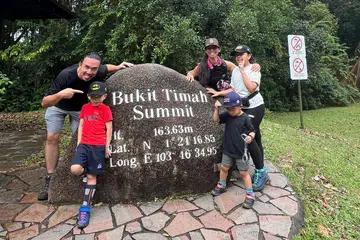 Abyan Imtiaz Irkiz Zikri (dua dari kiri) selepas sesi latihan bersama keluarga, terdiri daripada (dari kiri) ayah, Encik Zikri Ali; ibu, Cik War War Lwin Tun serta dua beradiknya Ayra dan Aryan.