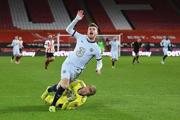 BANTU PASUKAN: Penyerang Chelsea, Timo Werner dijatuhkan penjaga gol Sheffield United, Aaron Ramsdale yang memberikan penalti pada saingan Liga Perdana England di Bramall Lane. - Foto AFP
