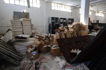 Para  pemberontak Syria menjalankan operasi pencarian pil Captagon, sejenis dadah sintetik berasaskan amfetamin, di sebuah lokasi yang dikenal pasti sebagai kilang pengeluaran dadah itu pada 1 Januari 2025. 