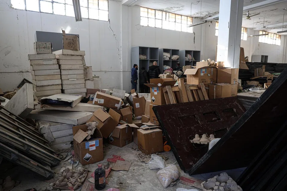 Para  pemberontak Syria menjalankan operasi pencarian pil Captagon, sejenis dadah sintetik berasaskan amfetamin, di sebuah lokasi yang dikenal pasti sebagai kilang pengeluaran dadah itu pada 1 Januari 2025. 