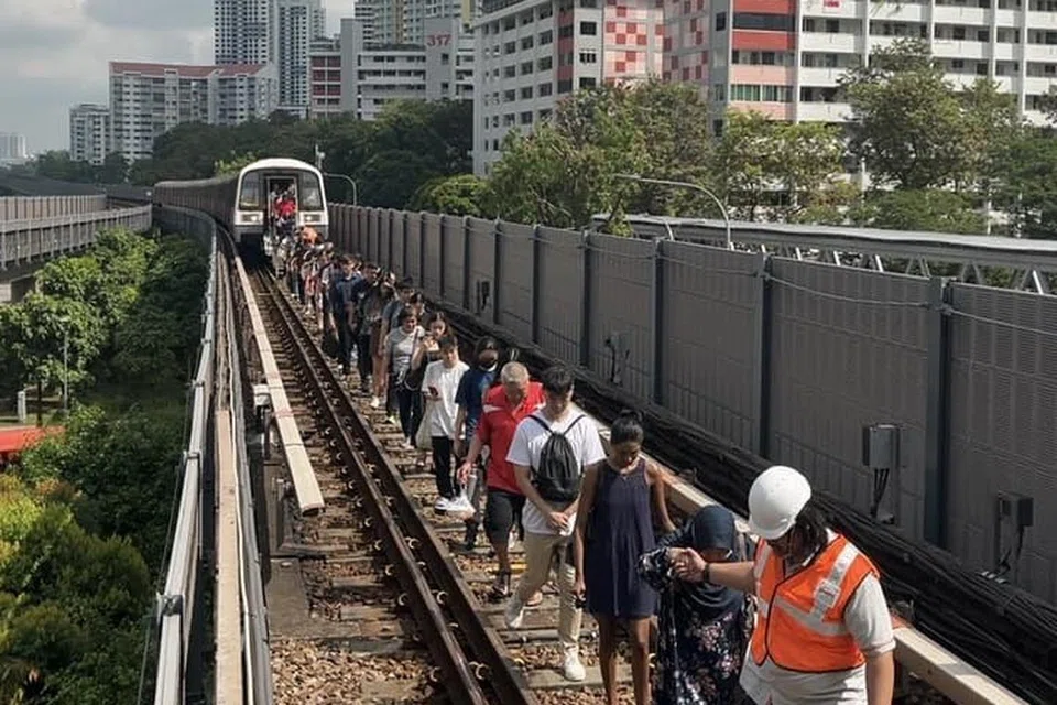 Sekitar 850 penumpang yang berada dalam kereta api yang terkandas dekat stesen MRT Clementi selamat turun di landasan dan dibantu kembali ke platform stesen.