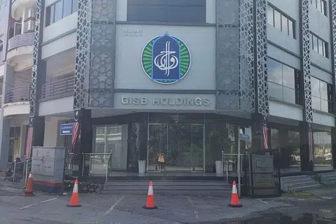 Global Ikhwan Service and Business Holdings didakwa serpihan pertubuhan al-Arqam yang difatwakan sesat di Malaysia pada 1994.  