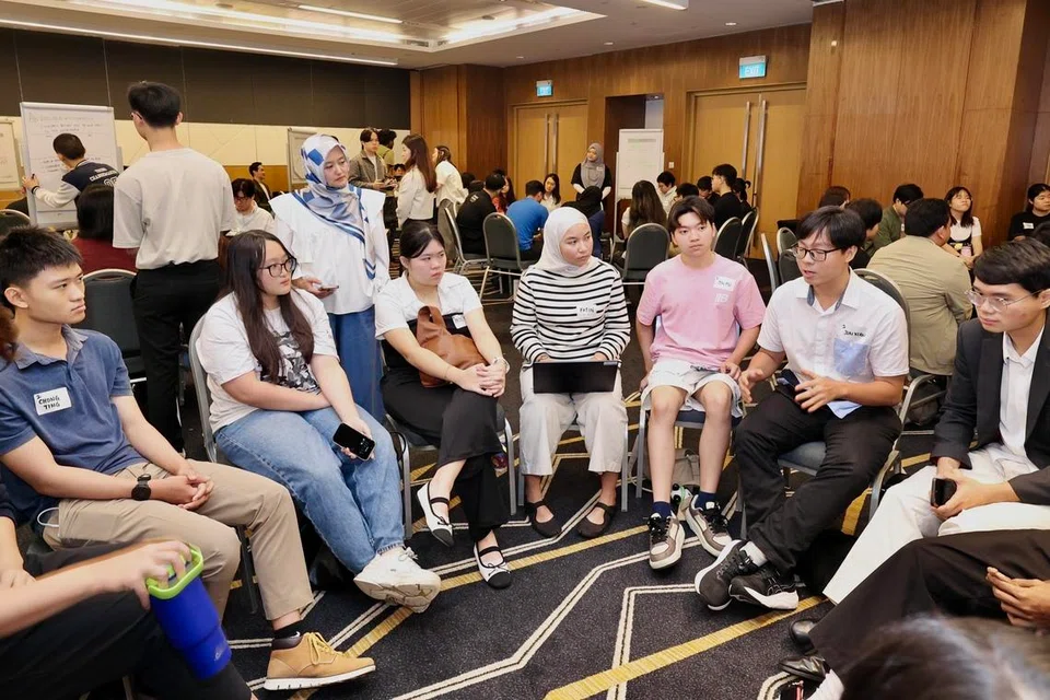 Menteri Negara Pembangunan Digital dan Penerangan, Cik Rahayu Mahzam (berdiri) mendengarkan hujah belia yang menyertai sesi perbincangan mengenai keselamatan dalam talian pada 4 Julai.
