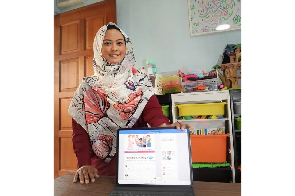 PERKONGSIAN DARI IBU KE IBU: Cik Renny telah memulakan Young Mothers of Singapore pada 2015 untuk memastikan ibu-ibu baru mempunyai wadah untuk mendapatkan sokongan dan meluahkan isi hati mereka. - Foto BH oleh ALPHONSUS CHERN