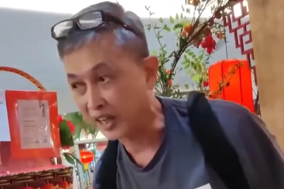 Lelaki yang dipercayai warga Singapura dikatakan tidak mahu bertanggungjawab ke atas kabinet yang pecah setelah diduduknya.