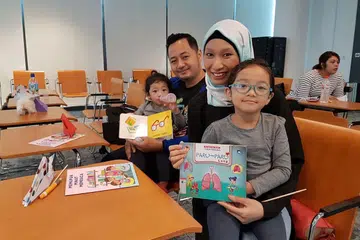 SEMAI CINTA BUKU DAN BAHASA: Cik Noor Ayu Md Amin dan suami Encik Imran Eusoff sertai Bengkel Memupuk Minat Membaca - Kepentingan dan Manfaat Puisi Berirama dan Lagu untuk Kanak-kanak anjuran Lembaga Perpustakaan Negara (NLB). - Foto BH oleh NENIE KAIRUMAN