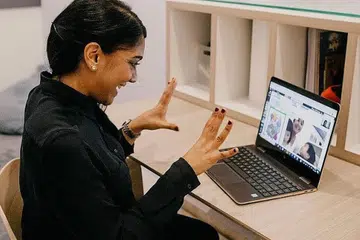 PERLUASKAN KHIDMAT: Platform Telehope Amazing Speech Therapy membolehkan persidangan video antara ahli terapi dengan pelanggan di seluruh dunia. - Foto AMAZING SPEECH THERAPY
