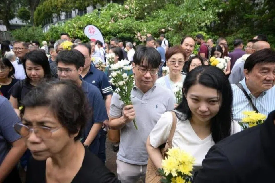 Penduduk, pemimpin akar umbi dan orang ramai berkumpul untuk meletakkan bunga di Pokok Peringatan Lee Kuan Yew di Taman Duxton Plain pada 22 Mac. 