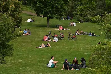 NIKMATI UDARA SEGAR: Orang ramai menikmati cuaca hangat musim bunga di Taman St James di London semalam, selepas kerajaan Britain melonggarkan perintah sekatan semasa pandemik koronavirus.