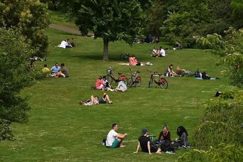 NIKMATI UDARA SEGAR: Orang ramai menikmati cuaca hangat musim bunga di Taman St James di London semalam, selepas kerajaan Britain melonggarkan perintah sekatan semasa pandemik koronavirus.