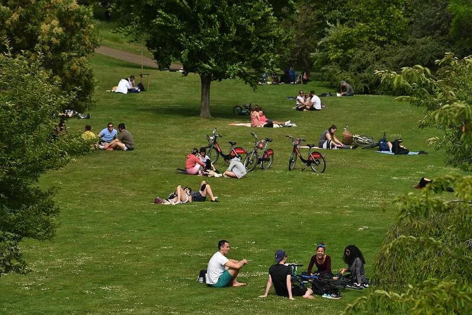 NIKMATI UDARA SEGAR: Orang ramai menikmati cuaca hangat musim bunga di Taman St James di London semalam, selepas kerajaan Britain melonggarkan perintah sekatan semasa pandemik koronavirus.