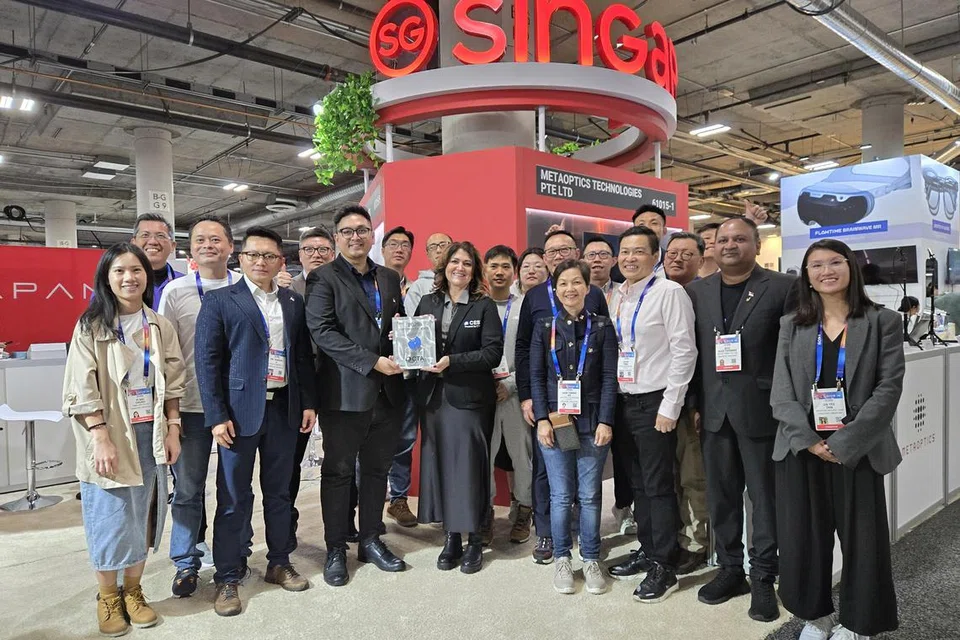 (Ketiga dari kiri) Encik Dhruv Ang, Timbalan Pengarah Bahagian Pembuatan Termaju Enterprise Singapore, menerima anugerah Juara Inovasi Global Singapura daripada Cik Janenne Remondino, Pengarah Kanan bagi Program Antarabangsa bersama Persatuan Teknologi Pengguna (CTA) pada 9 Januari.