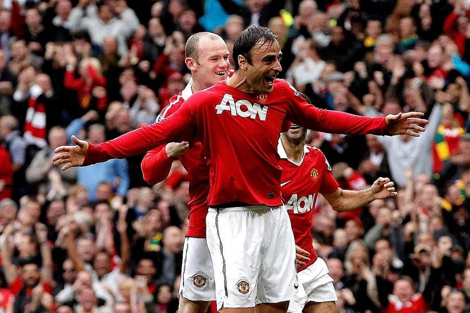 CETUS KONTROVERSI: Perpindahan Berbatov ke Old Trafford menjadi kontroversi, selepas pengumuman hanya dibuat lewat pada saat-saat akhir musim pemindahan pada September 2008. - Foto fail