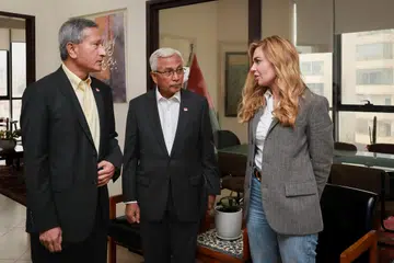 Menteri Ehwal Luar Singapura, Dr Vivian Balakrishnan (kiri), bercakap dengan Pengarah Kehormat Pejabat Perwakilan Singapura di Ramallah, Palestin, Cik Shireen Shelleh (kanan), pada 18 Mac. Bersama mereka ialah wakil bukan pemastautin Singapura ke Palestin, Encik Hawazi Daipi.