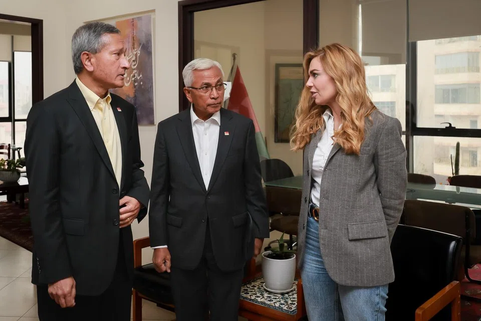Menteri Ehwal Luar Singapura, Dr Vivian Balakrishnan (kiri), bercakap dengan Pengarah Kehormat Pejabat Perwakilan Singapura di Ramallah, Palestin, Cik Shireen Shelleh (kanan), pada 18 Mac. Bersama mereka ialah wakil bukan pemastautin Singapura ke Palestin, Encik Hawazi Daipi.
