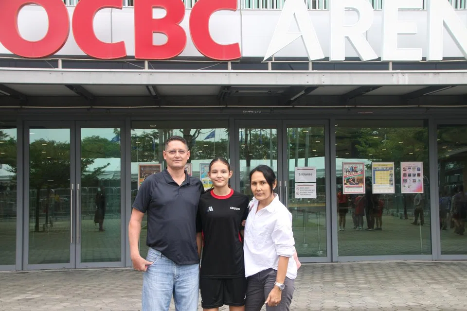 Liyana Indah Rickit (tengah) bersama ibu bapanya, Encik Michael Rickit dan Cik Siti Raha.