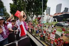 Atlet Team Singapore yang bertanding di Sukan Olimpik 2024 mengambil bahagian dalam perarakan di sekitar pusat bandar Singapura bagi meraikan kepulangan mereka pada 14 Ogos.