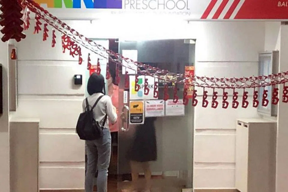 SIASATAN SEDANG DIBUAT: Seramai 14 kanak-kanak dari Sparkletots di Toa Payoh West jatuh sakit selepas makan tengah hari Jumaat lalu. Pihak MOH dan AVA sedang menyiasat. - Foto LIANHE WANBAO