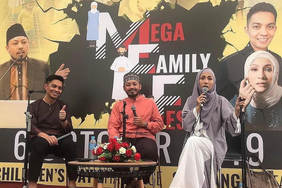 UNDANG SELEBRITI SEBAGAI DAYA PENARIK: Ada masjid yang mengundang selebriti terkenal setempat seperti penyanyi Didicazli (kiri) dan pelakon Alfaeeza Ulhaq (kanan) untuk menarik minat masyarakat menghadiri ceramah dan kegiatan yang mereka anjurkan seperti yang dilakukan Masjid En-Naeem bagi menjayakan Festival Keluarga Mega sebelum pandemik Covid-19 melanda beberapa tahun lalu. - Foto ihsan FACEBOOK DIDICAZLI 