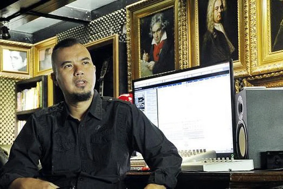 SUMBER INSPIRASI: Di studio rakaman dengan wajah pencipta muzik klasikal seperti Mozart dan Beethoven inilah, Ahmad Dhani mendapat idea menghasilkan irama menarik yang dekat di hati pengamat muzik. 