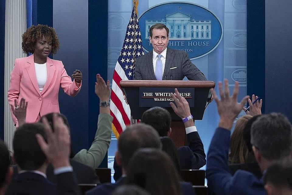 OBJEK ASING: Jurucakap Majlis Keselamatan Negara, Encik John Kirby (tengah), berkata pihaknya tidak jelas tujuan objek itu memasuki ruang udara kawasan berkenaan sehingga terpaksa bertindak menembak jatuh - Foto EPA-EFE