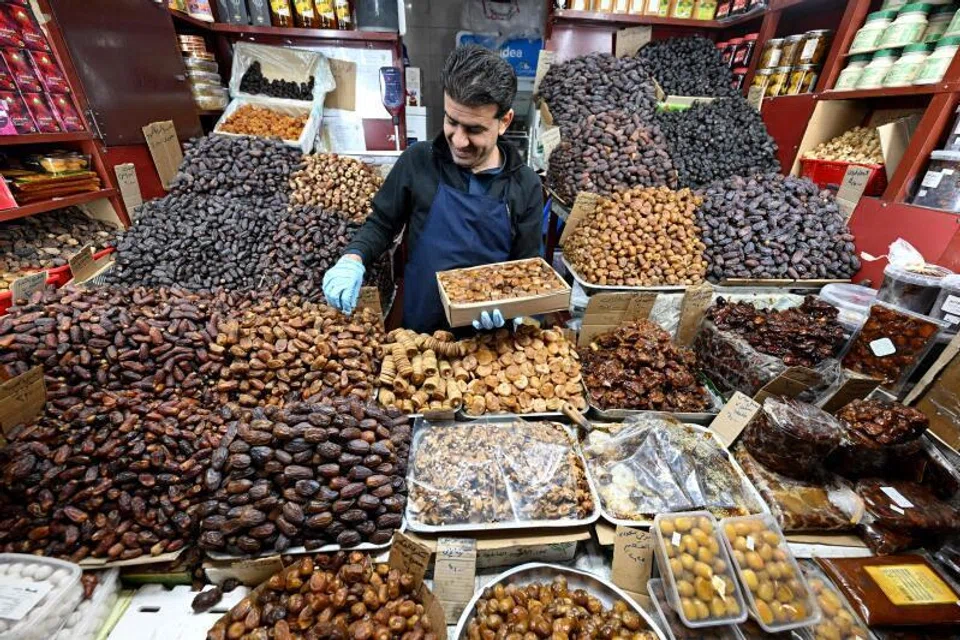 Tersusun rapi kurma-kurma di pasar pusat bandar Kuwait City, sedia untuk jualan pada 18 Februari 2026, hari pertama Ramadan. Kurma menjadi pilihan utama umat Islam untuk berbuka puasa, mengikut sunnah Nabi Muhammad saw.