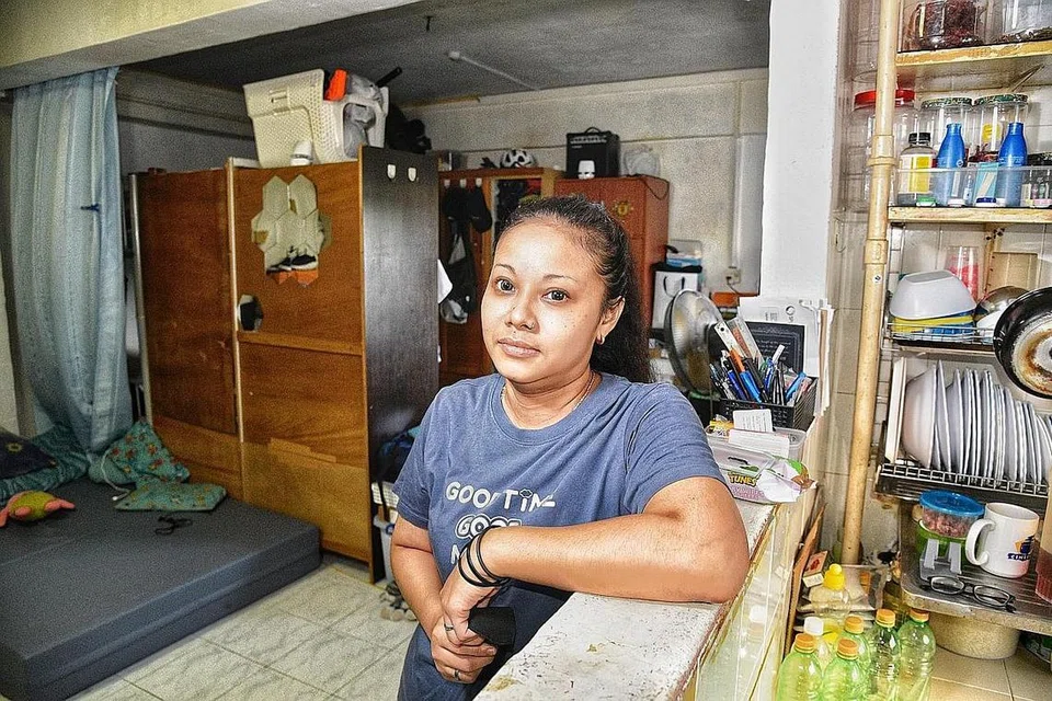 SETAKAT DI RUMAH SEWA: Cik Haslinda Kamis, ibu tunggal dengan empat anak dan masih menjaga tiga daripadanya, menyewa di Geylang Bahru. Beliau berpendapatan $1,250 sebulan dengan dua pekerjaan sambilan. - Foto BH oleh DESMOND WEE