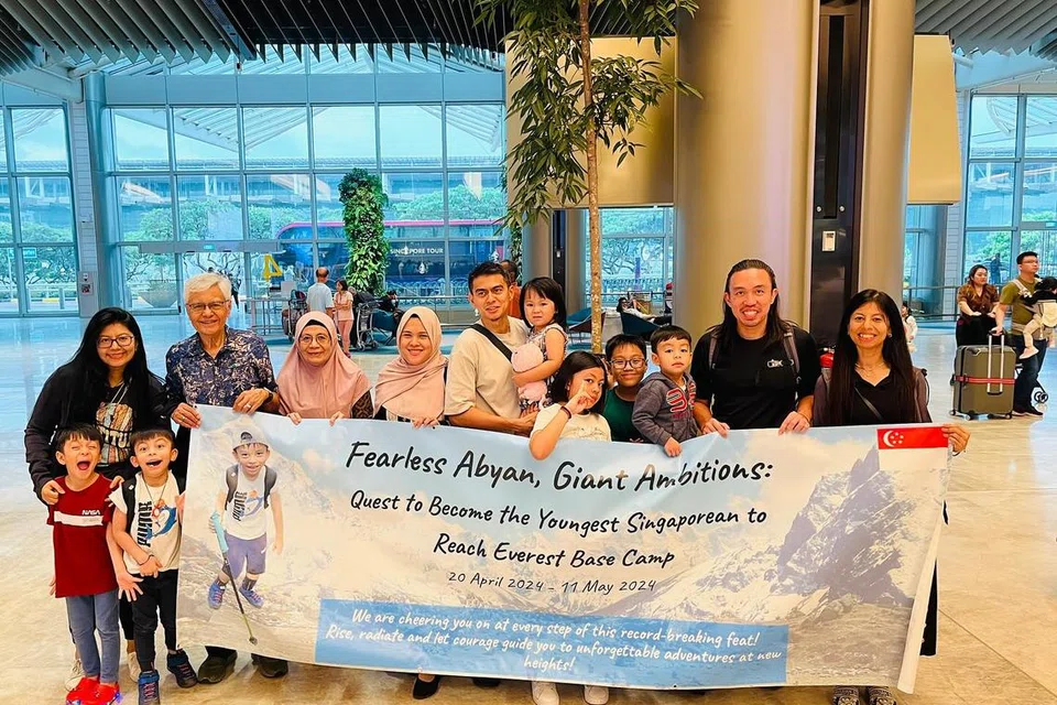 Abyan (dua dari kiri, depan) telah dikelilingi keluarga tersayang, termasuk ibunya Cik War War (paling kanan) semasa keberangkatannya bersama ayahnya Encik Zikri (dua dari kanan) ke Khemah Induk Everest, pada 20 April.