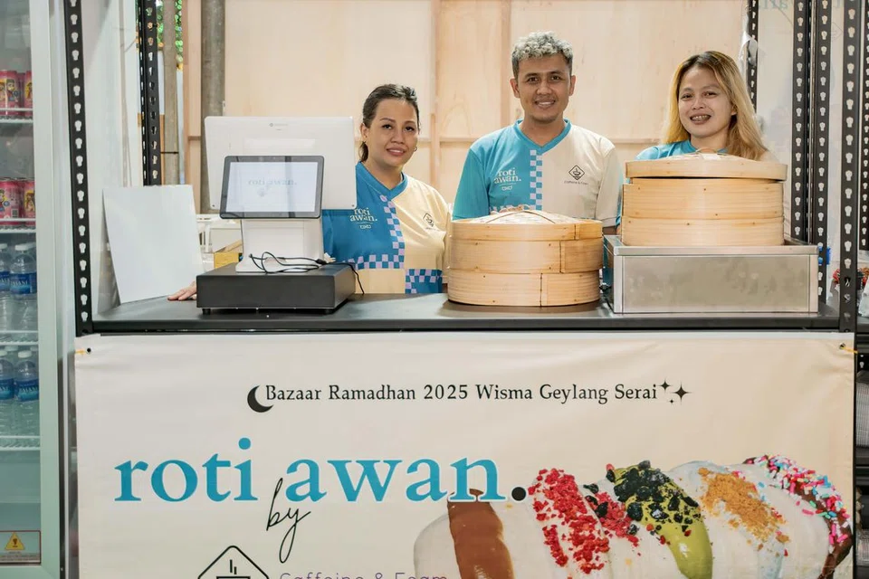 (Dari kiri) Pemilik Caffeine & Foam, Cik Rosnani Jumaat, dan Encik Shahrudy Sahrudin, bersama pemilik Roti Awan dari Pulau Pinang, Cik Hasniza Salleh.