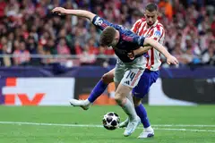 Penyerang Arsenal, Viktor Gyokeres (kiri), dikasari pemain pertahanan Atletico Madrid, David Hancko, semasa perlawanan bola sepak separuh akhir pertama Liga Juara-Juara di Stadium Metropolitano, Madrid, pada 29 April.