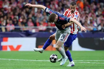 Penyerang Arsenal, Viktor Gyokeres (kiri), dikasari pemain pertahanan Atletico Madrid, David Hancko, semasa perlawanan bola sepak separuh akhir pertama Liga Juara-Juara di Stadium Metropolitano, Madrid, pada 29 April.