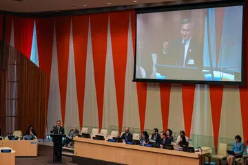 KENYATAAN NASIONAL: (Kiri) Menteri Ehwal Luar, Dr Vivian Balakrishnan (foto kiri), menyampaikan Kenyataan Nasional pada sesi kelima Persidangan Antara Pemerintah BBNJ pada 19 Jun 2023. (Atas) Duta Besar Singapura, Cik Rena Lee (baris depan, dua dari kiri), mempengerusikan sesi kelima Persidangan Antara Pemerintah BBNJ pada 19 Jun 2023.