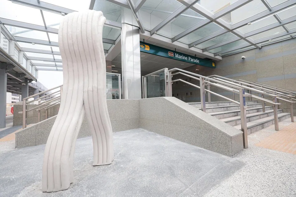 Stesen MRT Marine Parade juga dihasilkan dengan arca yang dipanggil ‘WALK’ oleh artis tempatan, Ang Sookoon. Beliau mendapat inspirasi daripada kenangan zaman kanak-kanaknya membesar di Marine Parade dan taman permainan yang terdapat di sekitarnya. Arca itu juga melambangkan perjalanan hidup penduduk Marine Parade, memberi penghormatan kepada mereka yang telah melalui kehidupan di situ dan menyumbang kepada sejarah kawasan tersebut.