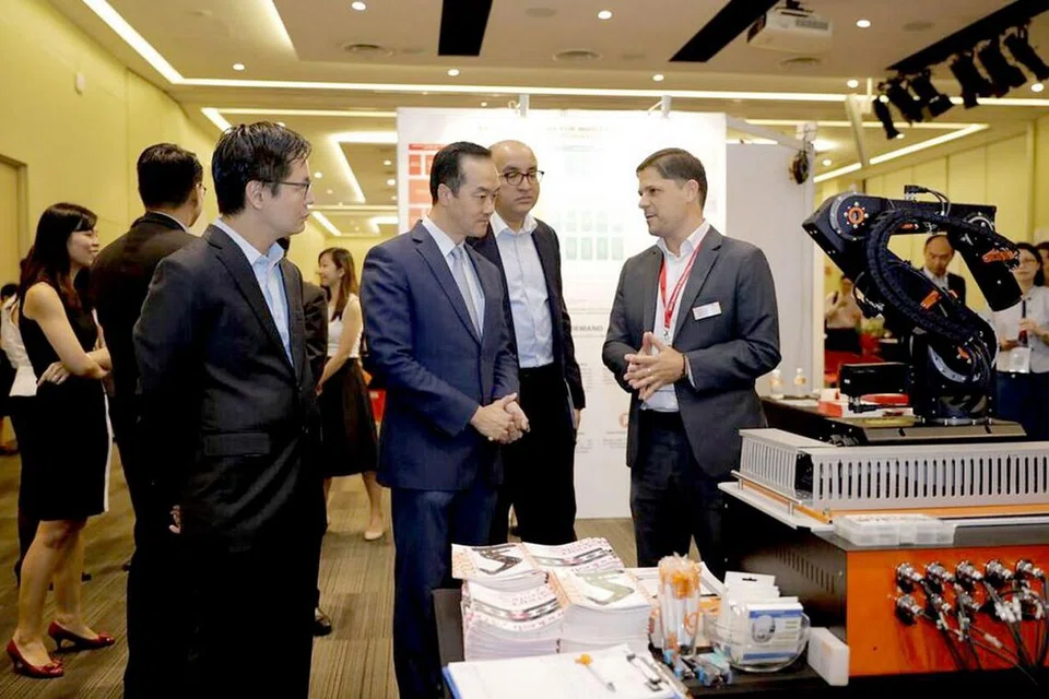 MENINJAU TEKNOLOGI: Dr Koh (tiga dari kanan) meninjau teknologi baru digunakan dalam industri dagangan borong. - Foto ENTERPRISE SINGAPORE