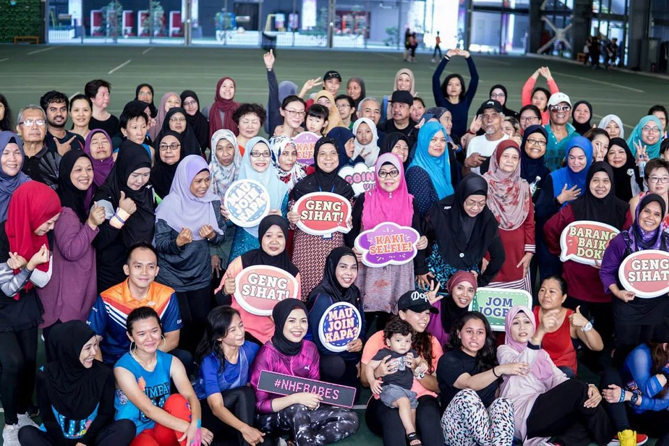 SEMPAT BERFOTO: Acara zumba anjuran akhbar Berita Harian (BH), Our Tampines Hub (OTH) dan Persatuan Karyawan Penjagaan Kesihatan Islam (MHPA) di OTH Arena menarik sekitar 200 peserta Sabtu lalu. Sebahagian peserta sempat bergambar bersama di akhir sesi senaman. - Foto BH oleh NUR DIYANA TAHA