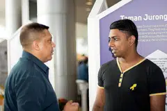 DIBERI PENGHARGAAN: Encik Yusof Lateef (kiri) antara 10 sukarelawan Projek Masyarakat Reben Kuning yang diberi sijil sebagai Juara Reben Kuning Sabtu lalu. Beliau bersama seorang bekas banduan, Encik Joe Daniel Austin, dari Taman Jurong, yang kini menjalani kehidupan baru hasil bantuan relawan Reben Kuning. - Foto KHIDMAT PENJARA SINGAPURA