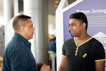 DIBERI PENGHARGAAN: Encik Yusof Lateef (kiri) antara 10 sukarelawan Projek Masyarakat Reben Kuning yang diberi sijil sebagai Juara Reben Kuning Sabtu lalu. Beliau bersama seorang bekas banduan, Encik Joe Daniel Austin, dari Taman Jurong, yang kini menjalani kehidupan baru hasil bantuan relawan Reben Kuning. - Foto KHIDMAT PENJARA SINGAPURA