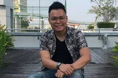 LAGU YANG DEKAT DI HATI: Hyrul Anuar hasilkan lagu 'Dibalik Senyum' yang keluar dari zon selesanya sebagai penyanyi yang sering mendendangkan lagu rancak, sebagai merakam kemelut jiwa yang dirasakan tatkala kekosongan dan dihimpit pelbagai jerih payah bergelar anak seni. - Foto BH oleh HARYANI ISMAIL