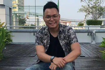 LAGU YANG DEKAT DI HATI: Hyrul Anuar hasilkan lagu 'Dibalik Senyum' yang keluar dari zon selesanya sebagai penyanyi yang sering mendendangkan lagu rancak, sebagai merakam kemelut jiwa yang dirasakan tatkala kekosongan dan dihimpit pelbagai jerih payah bergelar anak seni. - Foto BH oleh HARYANI ISMAIL