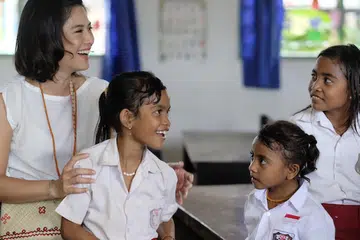Pelakon Indonesia, Dian Sastrowardoyo (kiri), menerusi inisiatif Biasisiwa Dian mahu membantu anak-anak perempuan di Indonesia mencapai pendidikan setinggi mungkin. 