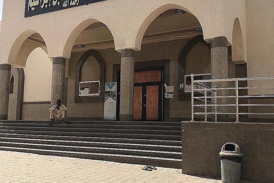 KESELAMATAN UMAT: Salah sebuah masjid di Madinah kelihatan ditutup disebabkan oleh penularan Covid-19. Pada 17 Mac, selepas solat maghrib di salah sebuah masjid dalam kawasan Universiti Islam Madinah, dimaklumkan bahawa Dewan Ulama Besar Arab Saudi telah mengeluarkan fatwa penangguhan solat Jumaat serta solat lima waktu berjemaah di masjid. - Foto ABDUL RASHID SUHAIMI