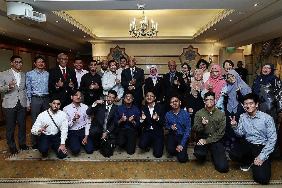 MINDA MUDA: Presiden Halimah dan Menteri Bertanggungjawab bagi Ehwal Masyarakat Islam, Encik Masogos Zulkifli, juga bertemu 17 pelajar Singapura yang sedang menuntut di peringkat sekolah menengah dan universiti di Kuwait. Pengajian kesemua pelajar Singapura di Kuwait dibiayai sepenuhnya oleh Kementerian Pendidikan Kuwait dan kebanyakan pelajar ini telah berada di sana sejak mereka berusia 13 tahun atau di menengah satu. - Foto FACEBOOK MASAGOS ZULKIFLI MASAGOS MOHAMAD