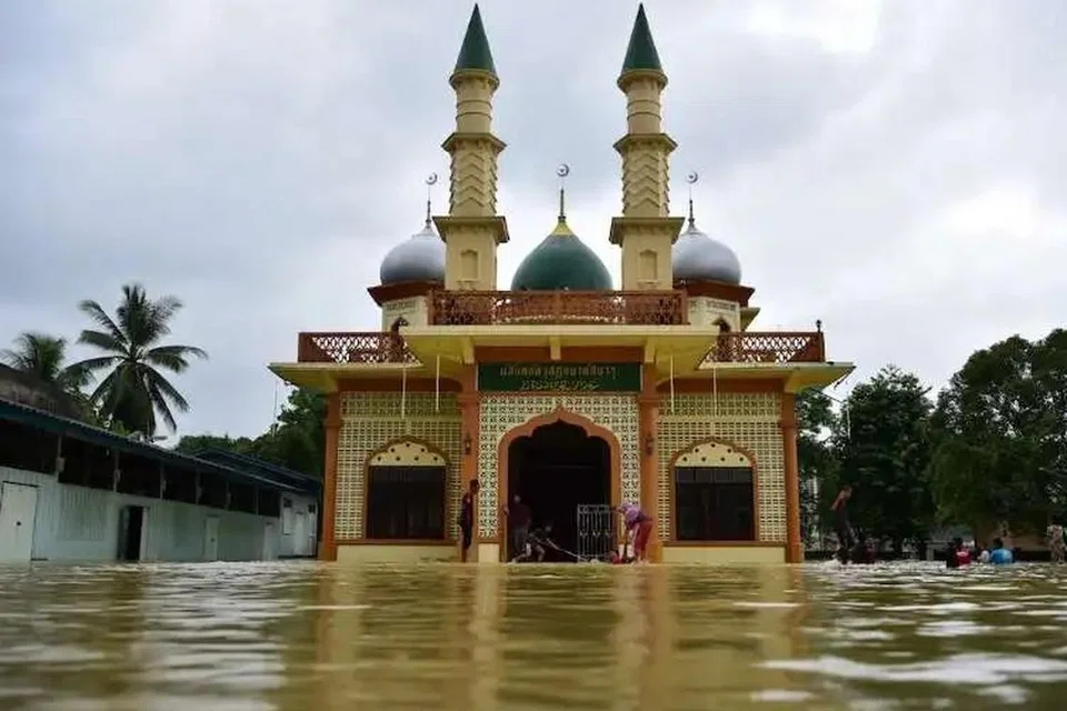 BERPINDAH: Pihak berkuasa telah memberi amaran kepada para penduduk di wilayah selatan Thailand supaya segera berpindah apabila keadaan banjir bertambah buruk.