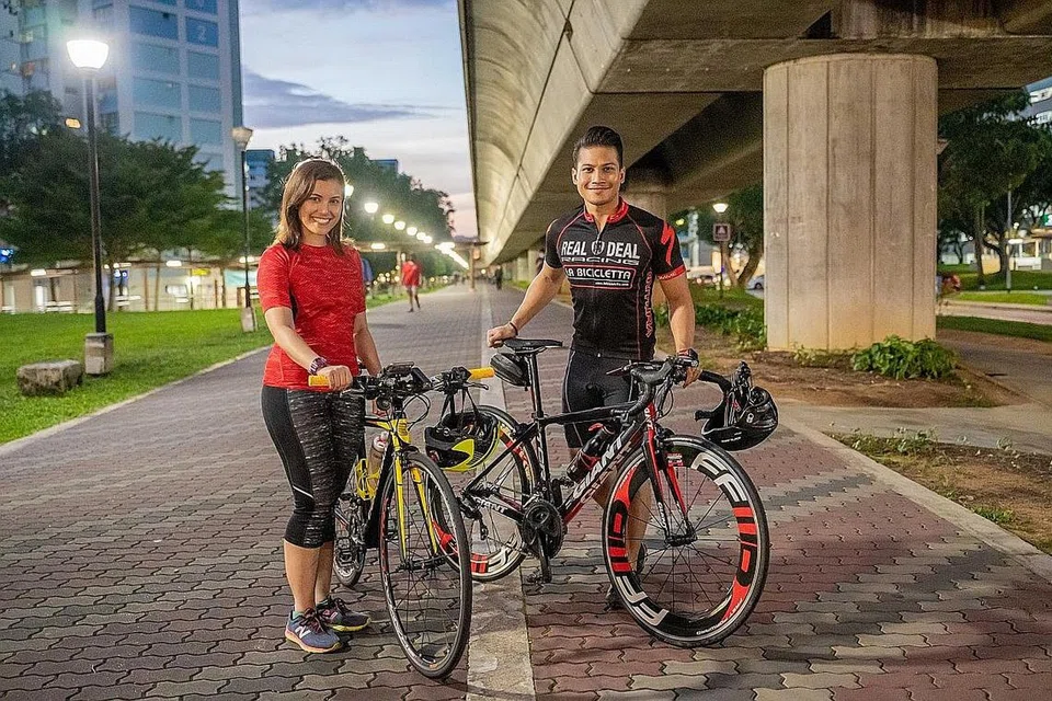 MELUANGKAN MASA BERSAMA KELUARGA: Cik Nadiah dan Encik Farid berbasikal pada waktu malam dua hingga tiga kali seminggu bersama rakan-rakan dan keluarga mereka.- Foto BM oleh NUR DIYANA TAHA 