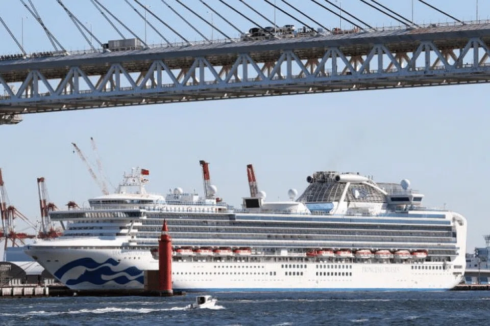Kapal pelayaran Diamond Princess, yang kini berlabuh di Terminal Kapal Pelayaran Daikoku Pier di Yokohama. Enam lagi orang di atas kapal itu disahkan menjangkiti koronavirus. - Foto EPA-EFE/JIJI PRESS