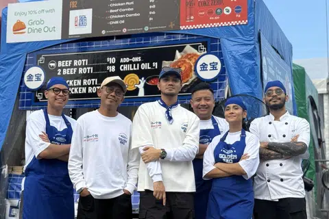 Pasukan Golden Bao bersama pengasas, Encik Rashid Rahim (dua dari kiri).