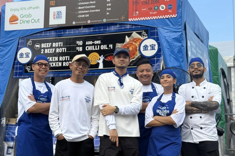 Pasukan Golden Bao bersama pengasas, Encik Rashid Rahim (dua dari kiri).